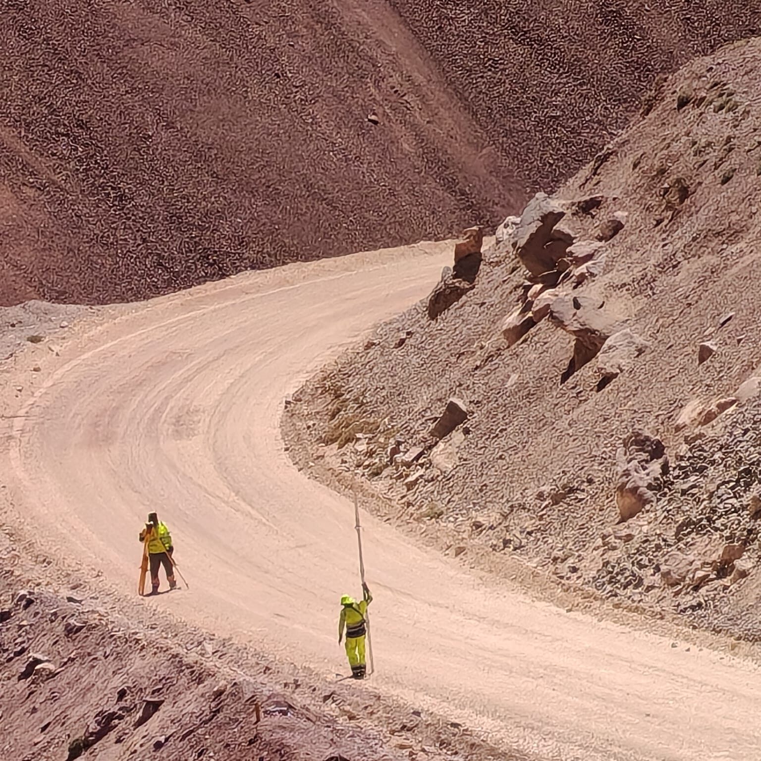 Trabajo topográfico en un proyecto de infraestructura vial